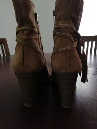 Botines de ante con tacón