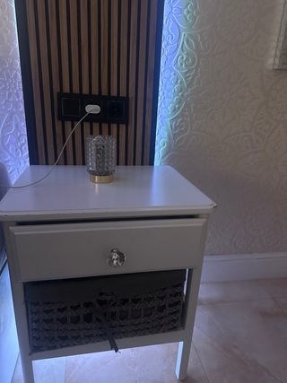 2 Mesitas  de noche blancas URGE VENDERLAS