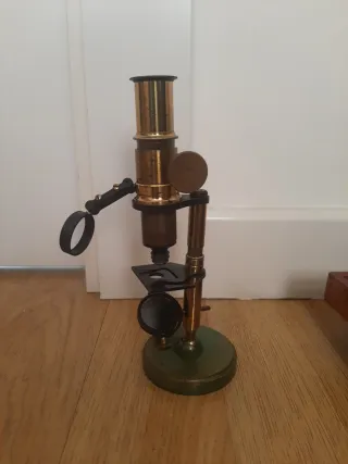 Microscopio antiguo de latón
