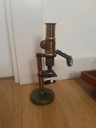 Microscopio antiguo de latón