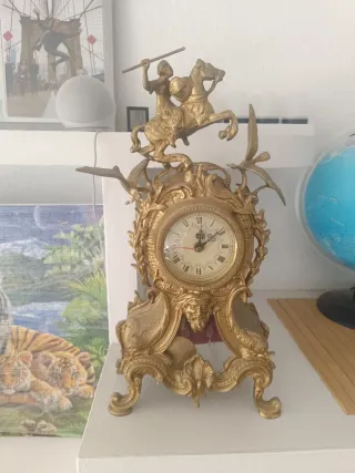 Reloj de sobremesa dorado antiguo
