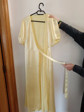 Vestido seda amarillo nuevo sin etiqueta