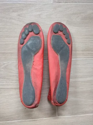 Manoletinas de piel naranjas con tachuelas