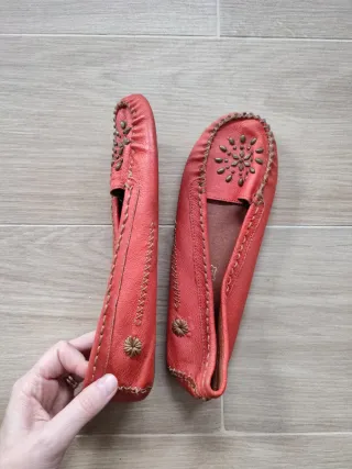 Manoletinas de piel naranjas con tachuelas