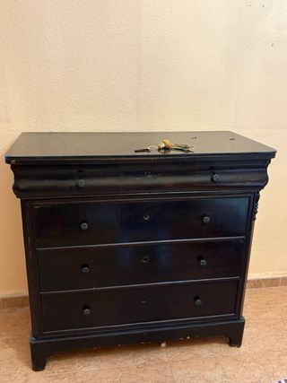 Cómoda antigua de madera negra