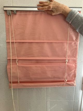 Estor pequeño de color rosa