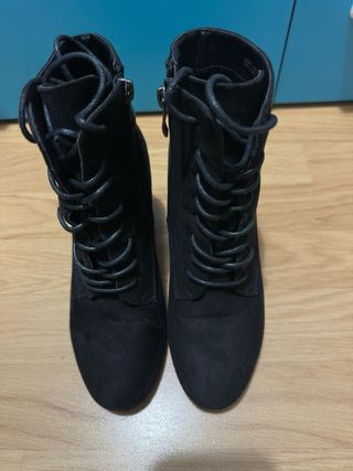 Botines negros con cordones talla 37