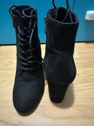 Botines negros con cordones talla 37