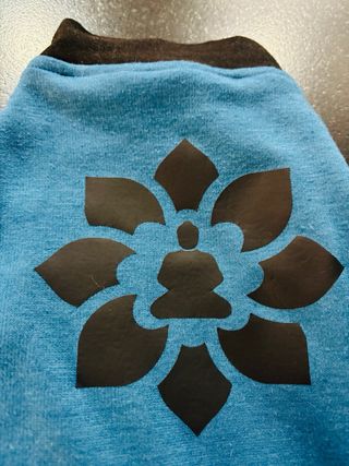 Chaleco para gato azul y negro