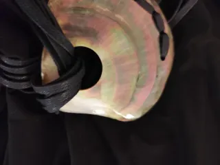 Cinta/collana nera con conchiglia