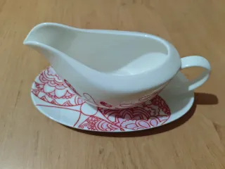 Salsera con plato de porcelana con diseño rojo