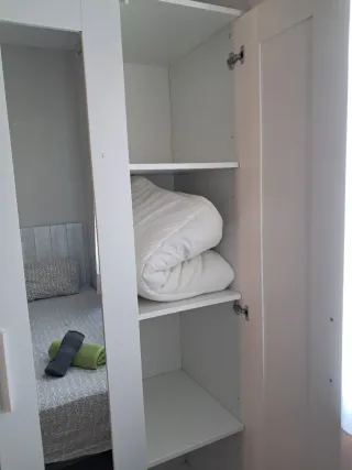 Habitación dos camas y armario