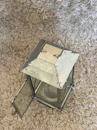 Farol de metal y cristal plateado