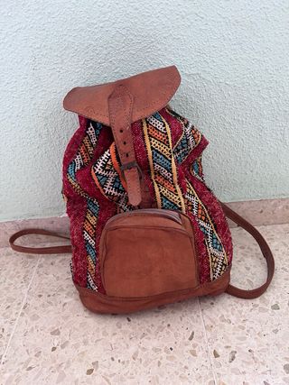 Mochila de cuero y tela étnica