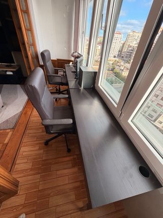 Silla de oficina negra y marrón