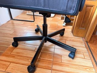 Silla de oficina negra y marrón