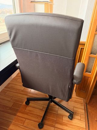 Silla de oficina negra y marrón