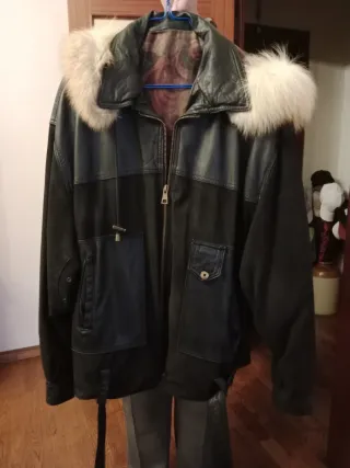 Cazadora de piel con capucha de pelo