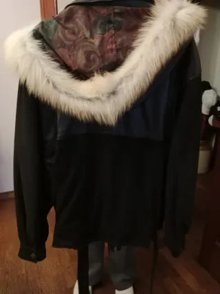 Cazadora de piel con capucha de pelo