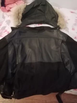 Cazadora de piel con capucha de pelo