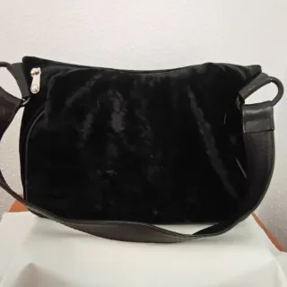 Bolso negro de terciopelo