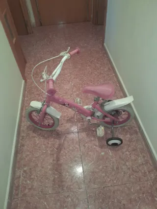 Bicicleta infantil rosa y blanca