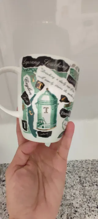 Taza de porcelana con motivos de té