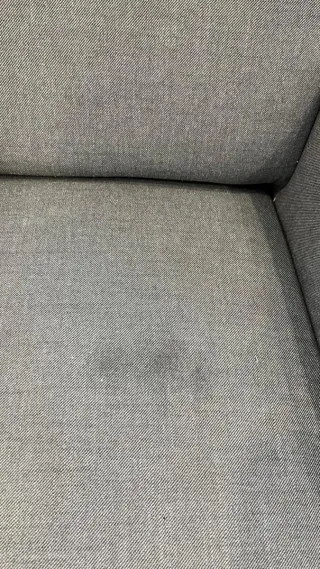 Sillón Ikea Strandom gris oscuro con reposapiés