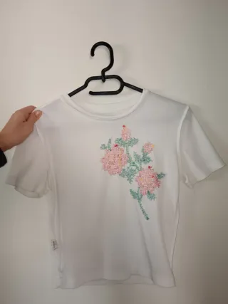 Camiseta blanca bordada flores rosas