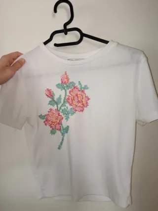 Camiseta blanca bordada flores rosas