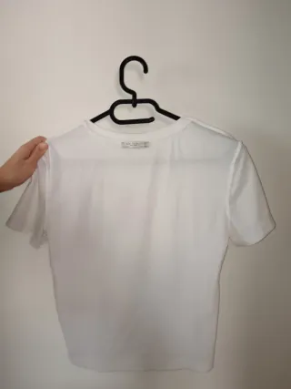 Camiseta blanca bordada flores rosas