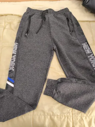 Pantalón chándal gris con detalles