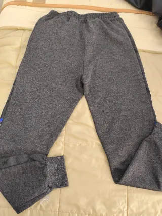 Pantalón chándal gris con detalles