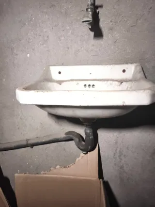 Lavabo de cerámica pequeño +grifo pared