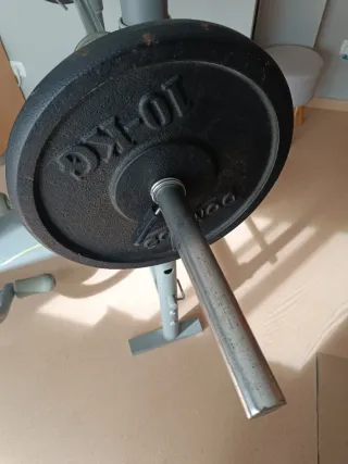 Banco de pesas con barra y 2 discos 10kg