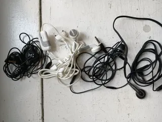 4 Auricolari Nokia e altri brand, Bianchi e Neri