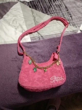 Bolso rosa Stitch con cadena y charms