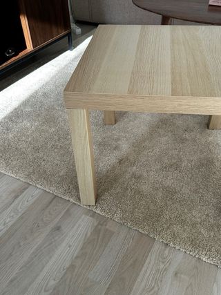 Mesa auxiliar de madera clara