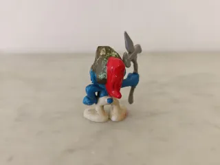 Pitufo guerrero con hacha