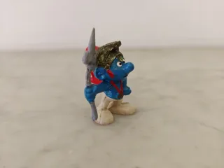 Pitufo guerrero con hacha
