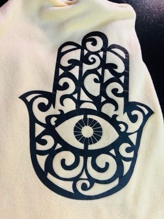 Chaleco Polar Gato Hamsa Ojo Amarillo