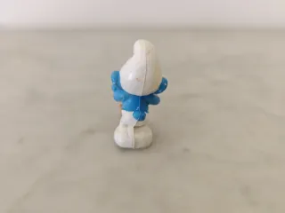 Pitufo azul con sombrero blanco