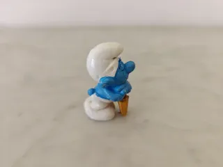 Pitufo azul con sombrero blanco