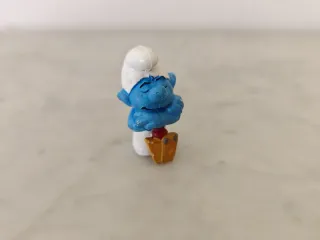 Pitufo azul con sombrero blanco