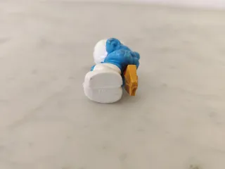 Pitufo azul con sombrero blanco