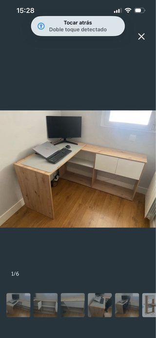 Escritorio con estantería.