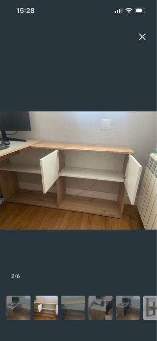 Escritorio con estantería.