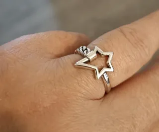 Anillo ajustable con diseño de estrella