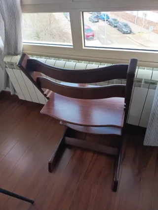 Trona Stokke Tripp Trapp madera oscura