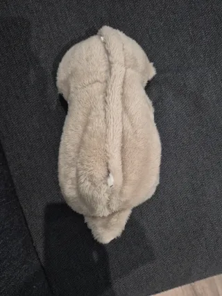 Peluche marmota bebé durmiendo.